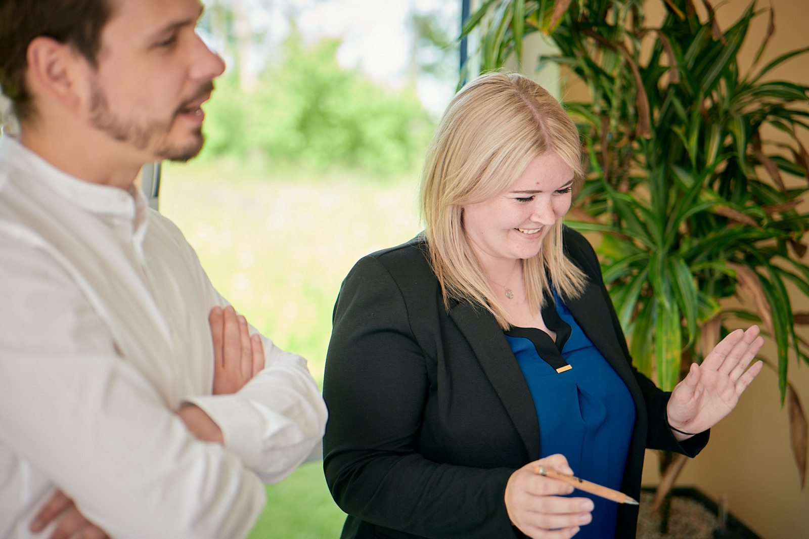 Mitarbeiter der MConsult GmbH bei der Arbeit